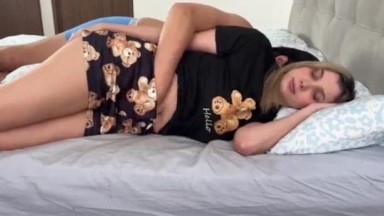 Ibu Tiri Berbagi Tempat Tidur dengan Anak Tirinya Saat Mereka Sendirian | pornstar
