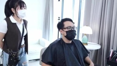 Gadis Tukang Cukur Berpantat Besar Horny dengan pelanggannya