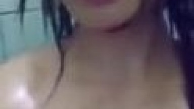 wanita sedang mandi dan menikmati meki
