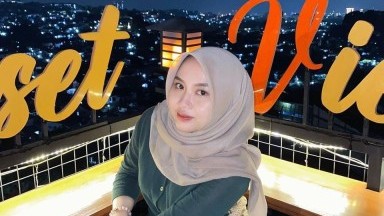 cewek mbul yang bek gaya mainin nenen nya