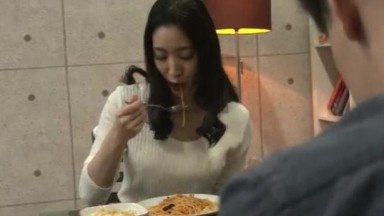 Honami ingin lebih dipeluk, tetapi suaminya selalu pergi untuk urusan bisnis. Merasa hampa