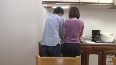 Yumiko adalah seorang ibu tunggal yang membesarkan putranya