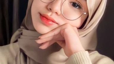 Ukhty kacamata imut
