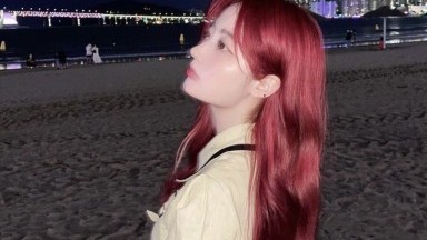 wanita rambut merah ini di perkosa di sofa