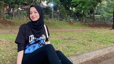baru sadar kalau wanita ini adalah tetangga ku