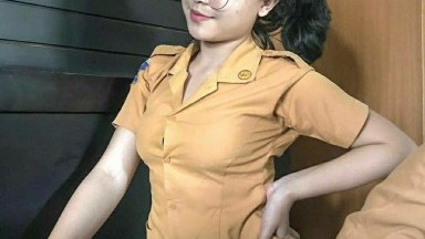 wanita cakep omek pakek jari terburu buru karena di panggil emak