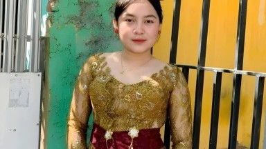 gadis desa dengan pakain adat
