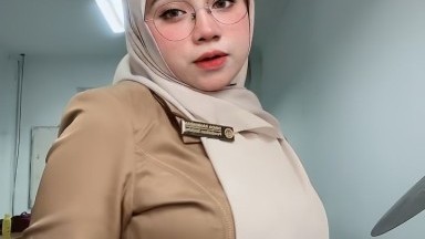 wanita hijab pegawai sedang di rumah temen nya
