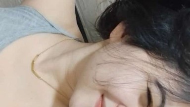 gadis cantik lagi omek di kamar mandi buat pacarnya