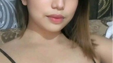 wanita dengan tangtop hitam ini di perkosa sama  om om