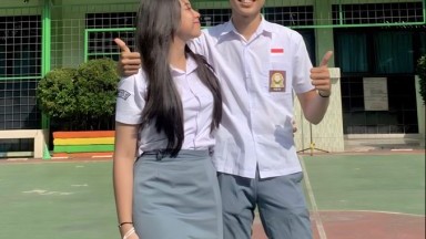 pasangan kekasih lagi pacaran jauh dari orang tua