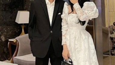 pasangan kekasih mesum dengan gaya angkat tangan