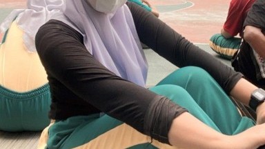 lagi mainin omek nya sampek nembak air