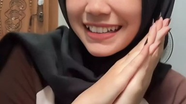 Ukhti sambil minum amer