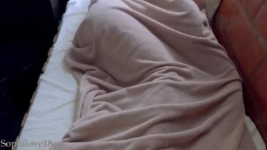 Berbaring di tempat tidur seperti yang sangat aku sukai