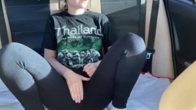 Aku terlihat di dalam mobil temanku