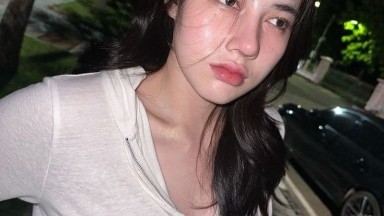 pantat nya di tekan dengan tangan dan di kentot dengan keras