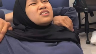 cowok nya suruh cewek gigit tangan nya gara menahan rasa sakit