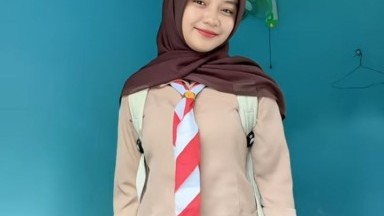 anak sma lagi omek di dapur