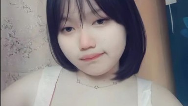 gadis sedang omek di kamar nya sampe becek