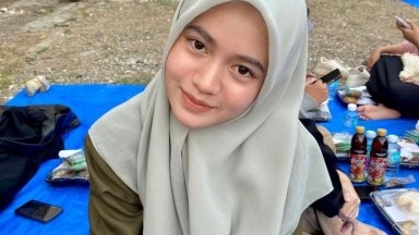 gadis hijab lagi omek di ruang an