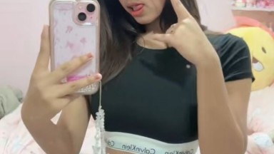 gadis lagi asik main dildo barunya