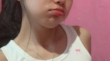 seorang adik lagi ngintip kaka nya lagi mandi