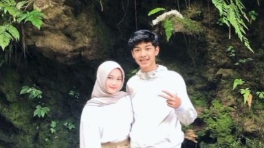 temenin pacar malah di suruh sepong di tangga