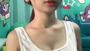 gadis kurus nenek gede lagi omek di ruangan