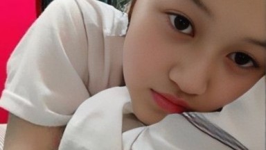 gadis desa yang lagi rebahan di kamar nya gabut