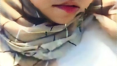 gadis hijab lagi birahi mainin dada montok nya