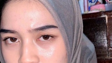 gadis hijab mainin bantal gesek kan ke pepek nya
