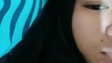 gadis hijab hitam di lecein sama temen sekolah nya di kebun