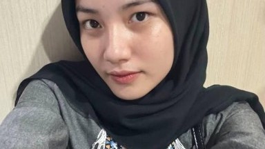 gadis hijab bukak bajunya keluarin dada