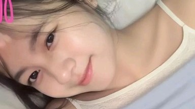 cewek perawan lagi mainnin toket