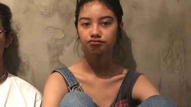 nekat main di sudut tangga lagi sepi