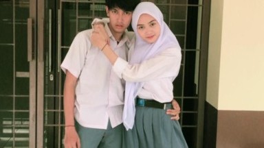 nabila di perkosa di rumah nya gara gara bapak nya lagi sholjum