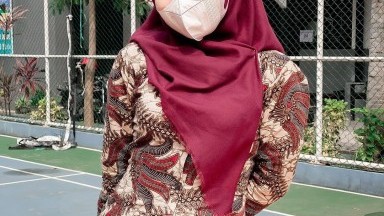 kentot dosen cantik di atas meja enak kali pakek kondom biar dia ga hamil