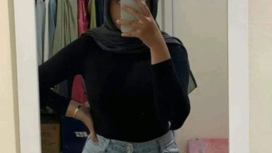 gadis ini malu malu sambil ketawa saat di pegang toket nya