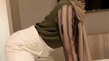 wanita ini melirik kontol ku yang nongol