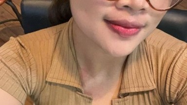 cewek manis ini mainin toket nya sampek sange