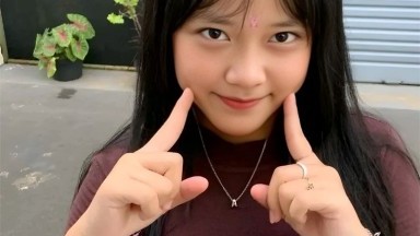 gadis cakep ini lagi omek pakek tangan