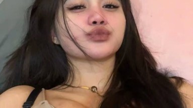 cewek sedang mandi sambil maini meki nya