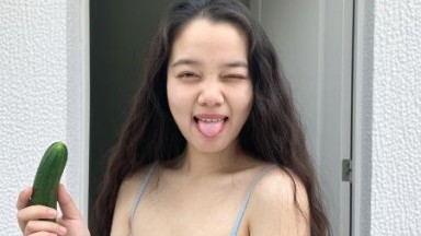 anak gadis ini sange mainin pepek pakek timun