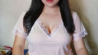 gadis ini mukak nya manyun karena di masukan tangan nya ke pepek