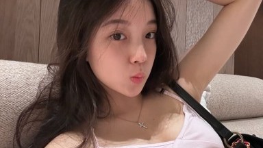 cici ini sedang merayakan ulang tahun dengan topeng