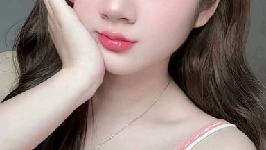 gadis cakep ini sedang live sambil nawarkan barang