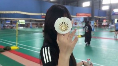 cewek di ajak pacar untuk maen bulu tangkis