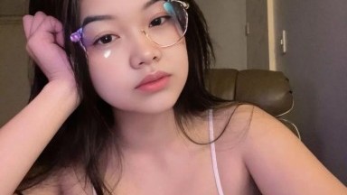 gadis comel begek banget video di cermin sambil megang meki