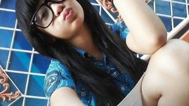 cewek sma cakep tunjuk in bawah rok nya di kamera